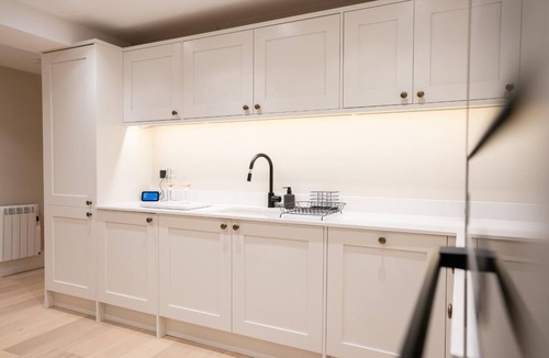Broadway Apartment | Brand New 2-Bed, Dog-Friendly Apartment | Broadway High St | Sleeps 6