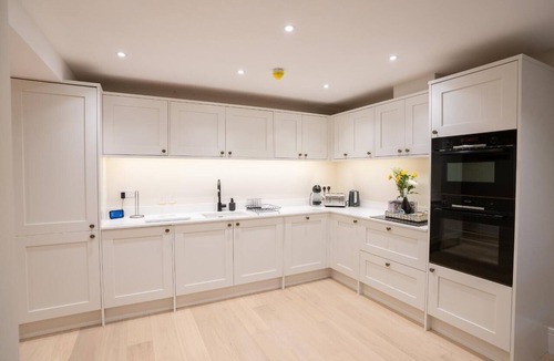 Broadway Apartment | Brand New 2-Bed, Dog-Friendly Apartment | Broadway High St | Sleeps 6