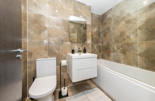 Reading City Centre Apartment | Brand New Flat with AC 5-Min Walk to Town Centre - Pass the Keys