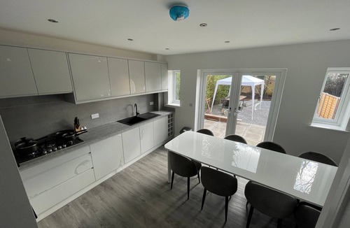 Newcastle-Under-Lyme House | Brand New High Spec House with parking and Wi-Fi (A) by HAFH