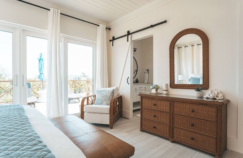 William's Town Villa | BRAND NEW* Silver Palms Retreat, Heated POOL, Deck Oasis,Tropic of Cancer Beach