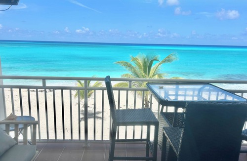 South Bimini Apartment | Breath taking OCEAN FRONT 5L Bimini Cove just steps from pool & Tiki bar