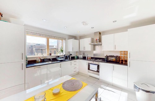 Holloway Apartment | Bright 1-Bed Islington Flat with Balcony & Workspace Near Caledonian Road Tube Station