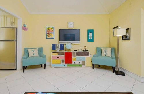 Paradise Island House | Bright 2 BR Close To Atlantis & Beach - 3 Min Walk