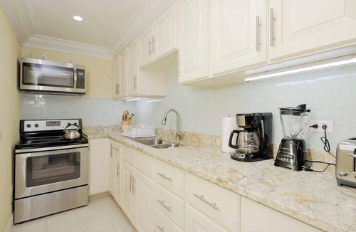 Paradise Island House | Bright 2 BR Close To Atlantis & Beach - 3 Min Walk