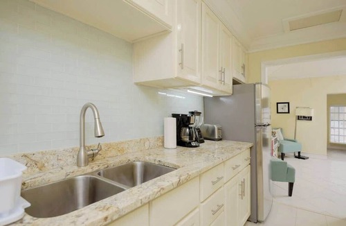 Paradise Island House | Bright 2 BR Close To Atlantis & Beach - 3 Min Walk
