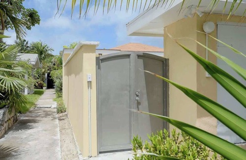 Paradise Island House | Bright 2 BR Close To Atlantis & Beach - 3 Min Walk