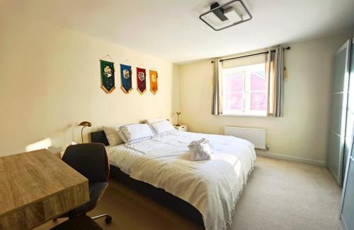 Watford House | Bright 4BR Family Retreat mins from Harry Potter