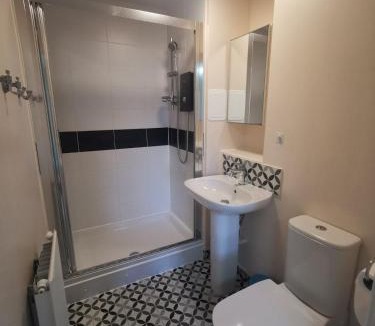 Watford House | Bright 4BR Family Retreat mins from Harry Potter