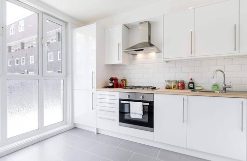 Prince's Apartment | Bright and Charming 4BD Family Haven in Kennington