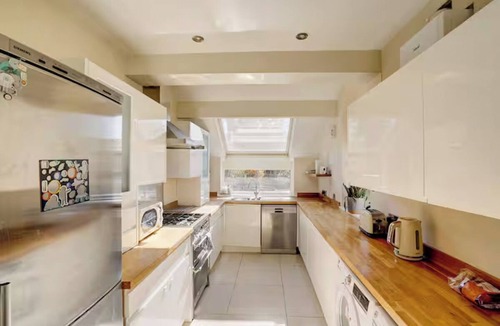 Amersham House | Bright Family Home with Garden | Walk to Amersham