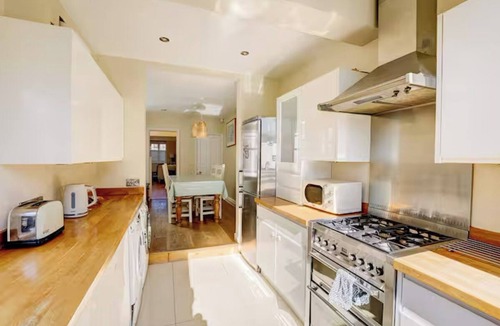 Amersham House | Bright Family Home with Garden | Walk to Amersham
