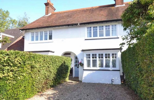Amersham House | Bright Family Home with Garden | Walk to Amersham