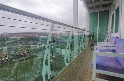 Woolwich Apartment | Bright & Luxurious Flat with Skyline View