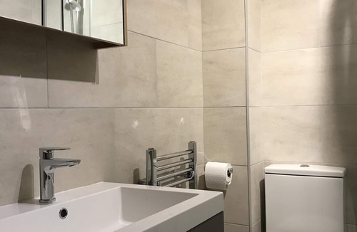 Summertown Apartment | Bright, modern Oxford apartment with parking - minutes from bars and restaurants