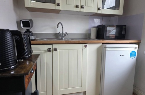 Reading Apartment | Bright & Modern Studio Near Center, Station, RBH & Univerisry