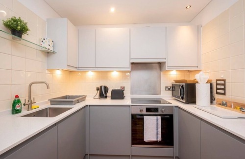 Farringdon Apartment | Bright Spacious Flat in Central London | Sleeps 6 - Pass the Keys