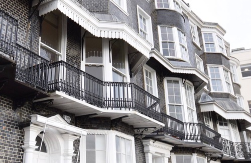 Kemptown Apartment | Brighton Beach Apartment Parking Free On-site & EV Charger