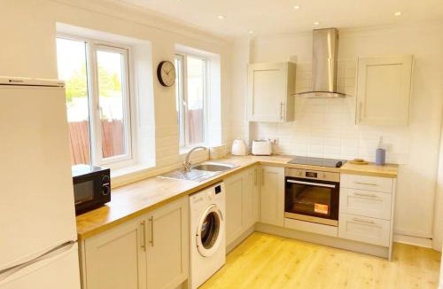 Luton House | Bristol House FREE Parking & Airport & M1 & Contractor
