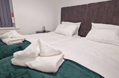 Skegby House | Brookdale House by Cyber Living - Modern Stay!