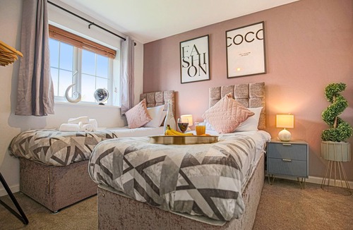 Newport Pagnell House | Brookland House with Free Parking, Smart TV and Garden by Yoko Property