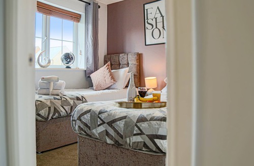 Newport Pagnell House | Brookland House with Free Parking, Smart TV and Garden by Yoko Property