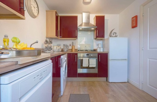 Milton Keynes House | Broughton House Close to Shops Free Parking Garden Fast WIFi Smart TV Yoko Property