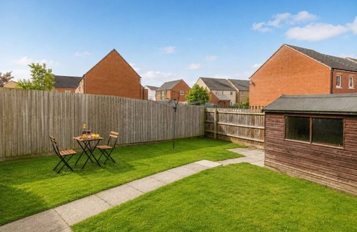 Milton Keynes House | Broughton House Close to Shops Free Parking Garden Fast WIFi Smart TV Yoko Property