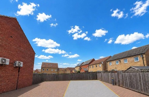 Milton Keynes House | Broughton House Close to Shops Free Parking Garden Fast WIFi Smart TV Yoko Property