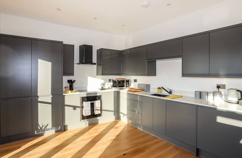 Bont Newydd Cottage | BRYN MIN MANTON PENTHOUSE, pet friendly, with hot tub in Caernarfon