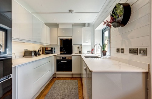 Wallingford Cabin | Buttercup Lodge | The Ridgeway Holiday Let | 2 Beds & Sleeps 4