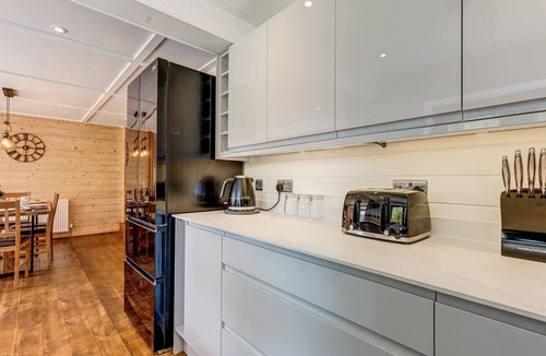 Wallingford Cabin | Buttercup Lodge | The Ridgeway Holiday Let | 2 Beds & Sleeps 4
