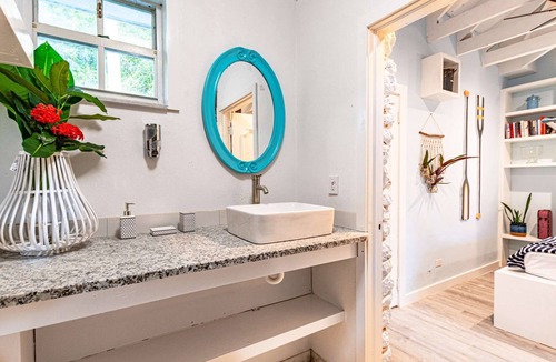 Gambier Apartment | Butterfly Cottage at Viking Hill Resort with Pool