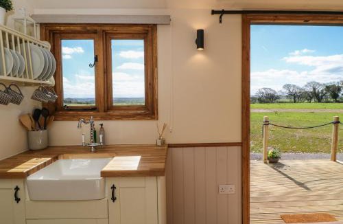 Crediton House | Buzzards