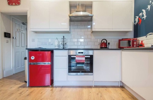 Westbrook Apartment | By The Bay Apartment - Mins to Beaches , Margate Old Town & Private Parking
