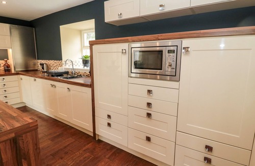 Berwick-upon-Tweed Cottage | CALM SKIES, pet friendly, with a garden in Berwick-Upon-Tweed