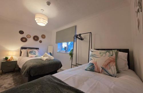 Cambridge House | Cambridge Stylish Hot Tub Stay Sleeps 10