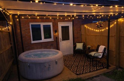 Cambridge House | Cambridge Stylish Hot Tub Stay Sleeps 10