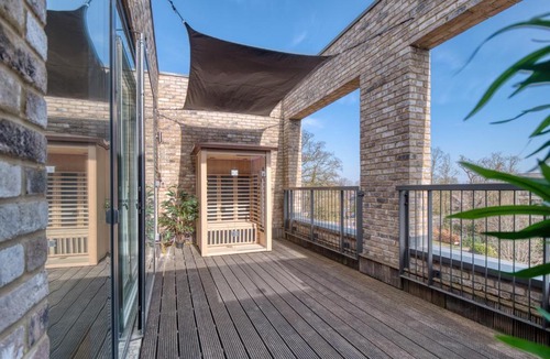Trumpington Villa | Cambridge - hot tub, sauna, parking, pool table