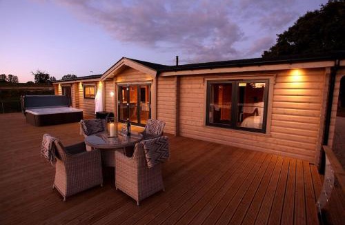 Sandy House | Cambridgeshire Lakes - luxury lodges in a stunning lake location