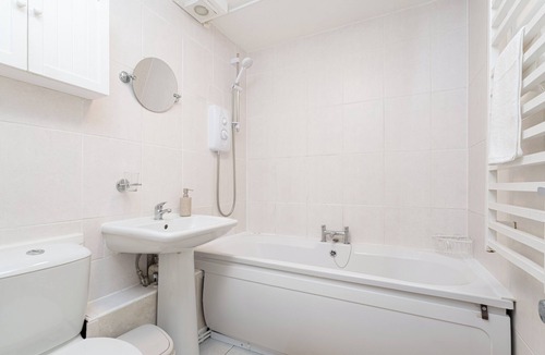 Rotherhithe Apartment | Canada Water 2-bed Flat, Sleeps 6 Central London