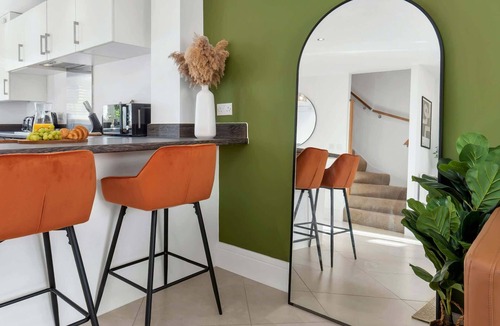 Stoke-on-Trent Condo | Canalside House Modern and Homely
