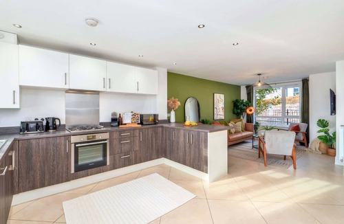 Stoke-on-Trent Condo | Canalside House Modern and Homely
