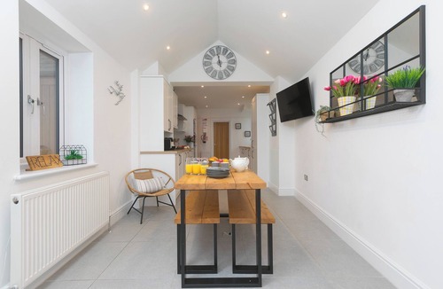 Newquay City Centre House | CAPTAIN'S WALK, family friendly, luxury holiday cottage in Newquay
