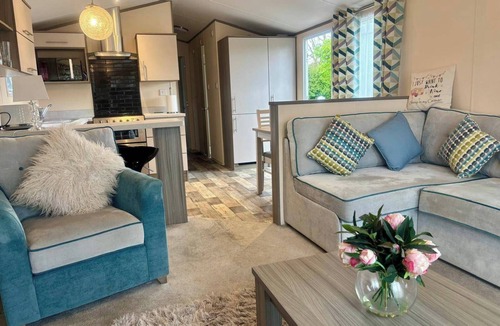 Holcot Cabin | Caravan in Holcot - Sleeps 6 - Maximum 6 people - Maximum 4 adults per booking -Pet Friendly