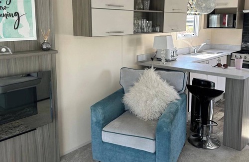 Holcot Cabin | Caravan in Holcot - Sleeps 6 - Maximum 6 people - Maximum 4 adults per booking -Pet Friendly