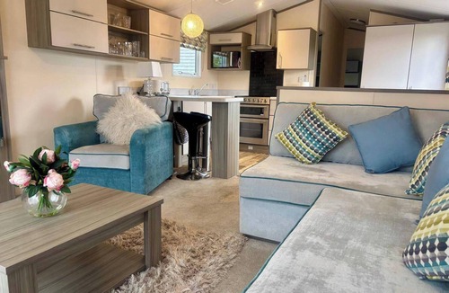 Holcot Cabin | Caravan in Holcot - Sleeps 6 - Maximum 6 people - Maximum 4 adults per booking -Pet Friendly