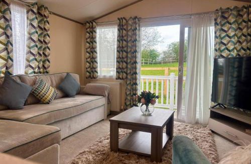 Holcot House | Caravan in Holcot - Sleeps 6 - Maximum 6 people - Maximum 4 adults per booking -Pet Friendly