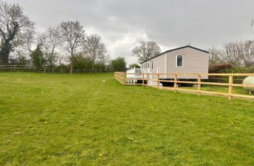 Holcot House | Caravan in Holcot - Sleeps 6 - Maximum 6 people - Maximum 4 adults per booking -Pet Friendly