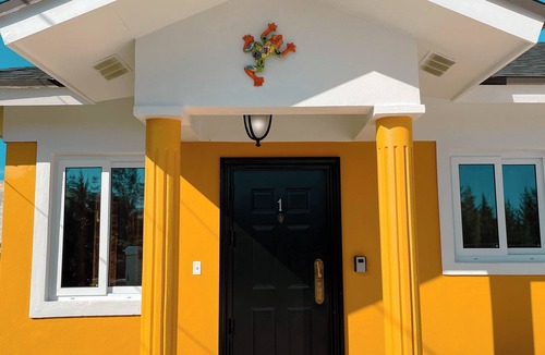 Gambier House | Cartwright Getaway Villa! Two Minutes From Lynden Pindling International Airport